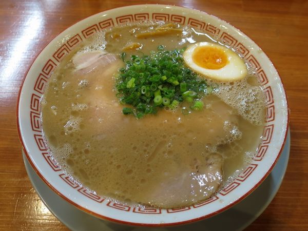 「博多らーめん ８５０円 ※はりがね」@濃厚豚骨らーめん 博多一路の写真