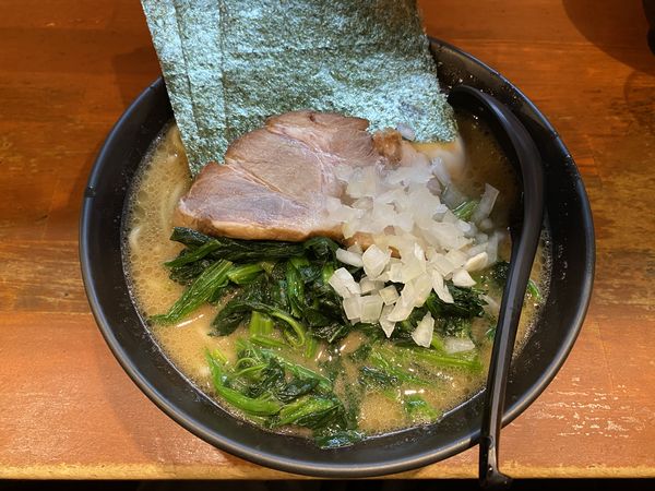 「醤油豚骨 ネギ+味玉+ほうれん草」@横浜家系らーめん 極楽家の写真