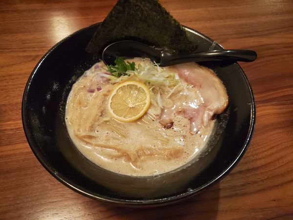 「とんこつ泡白湯しろ」@昼麺家 Hanamiyaの写真