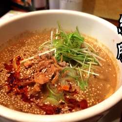 白胡麻担々麺￥690