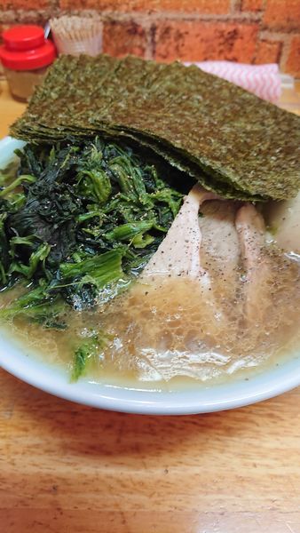 「豚骨醤油ラーメン(麺硬め、味濃いめ)味玉、海苔増し、ほうれん」@四号家の写真