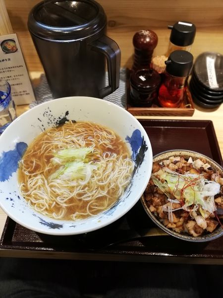 「ちゅるり醤油ラーメン具無し無料+こぼれチャーシュー丼」@らーめん専門 Chu-Ru-Riの写真
