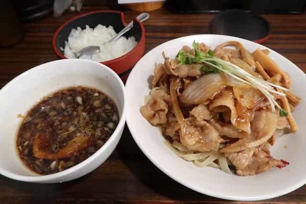 「肉盛りつけ麺並830円＋肉増し120円他」@魁 肉盛りつけ麺 六代目けいすけの写真