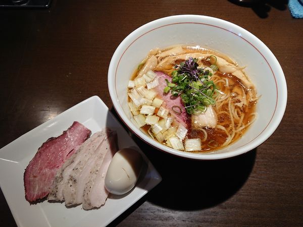「虎徹そば(醤油)+特製盛 1070円」@麺や 虎徹の写真