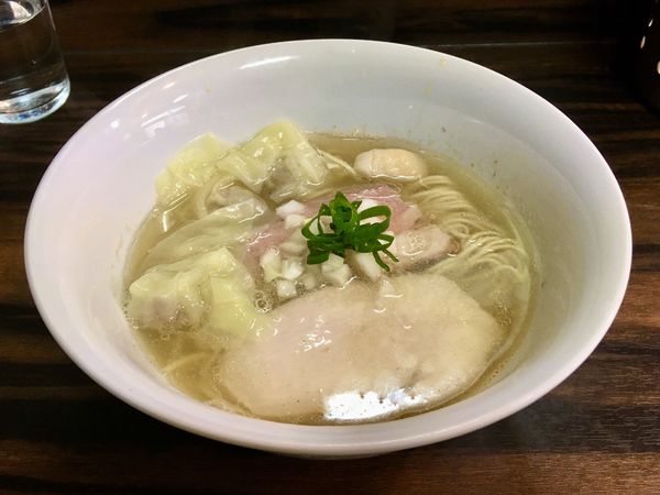 「白しょうゆ 中華そば ＋ ワンタン」@中華そば 梟の写真