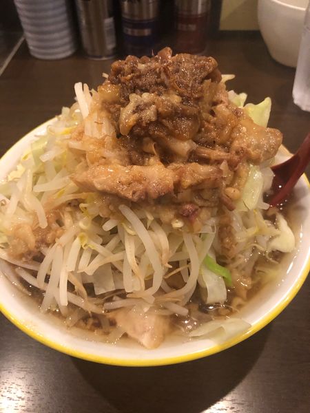 「ラーメンヤサイアブラマシマシ850円生卵50円」@ラーメン イエロー 御徒町店の写真