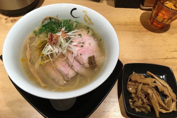 「真鯛と蛤の塩そば＋メンマ＋チャーシュー」@SOBAHOUSE 金色不如帰 新宿御苑本店の写真