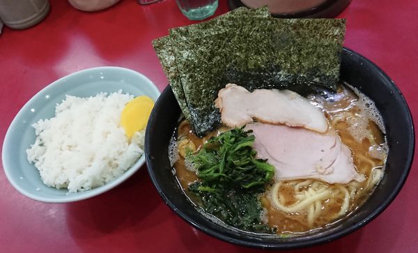 「ラーメン並(麺硬め油多め)＋ライス」@杉田家 千葉祐光店の写真