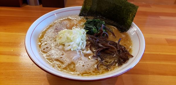 「薄口醤油とんこつ並+味玉+ライス」@とんこつ らい斗の写真