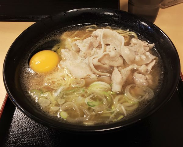 「肉骨茶（バクテー）ラーメン+生卵」@名代 富士そば お茶の水店の写真