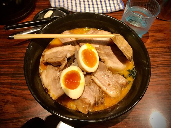 「四川チャーシュー麺+味玉、ニンニク」@らーめん本郷亭 名駅店の写真