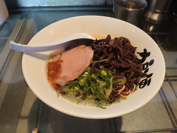 「香油ラーメン+キクラゲ」@狼煙 諏訪店の写真