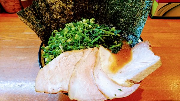 「チャーシューメン(味濃いめ・麺硬め)+海苔･万能ねぎメガ盛」@末廣家の写真