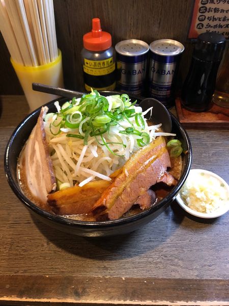 「いぶき（角煮２枚、ニンニク、脂マシ）」@麺工房 いなせの写真