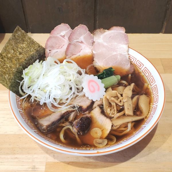 「醤油らーめん＋肩ロース焼豚（限定）＋ネギ」@柳麺かいとの写真