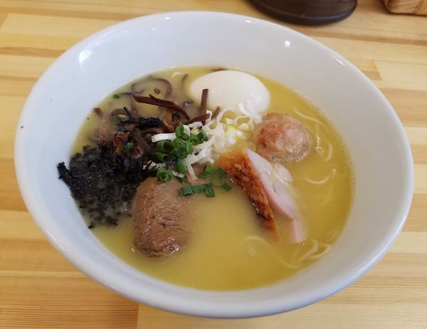 「よくばり水炊きらーめん¥1000」@博多水炊きらーめん うかんむりの写真