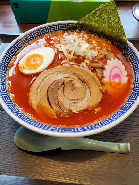 「レッド中華そば中太麺」@山勝角ふじ 二十世紀が丘店の写真