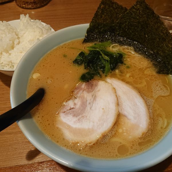 「とんこつらーめん(並)700円、小ライス(100円)」@麺屋 岡一の写真