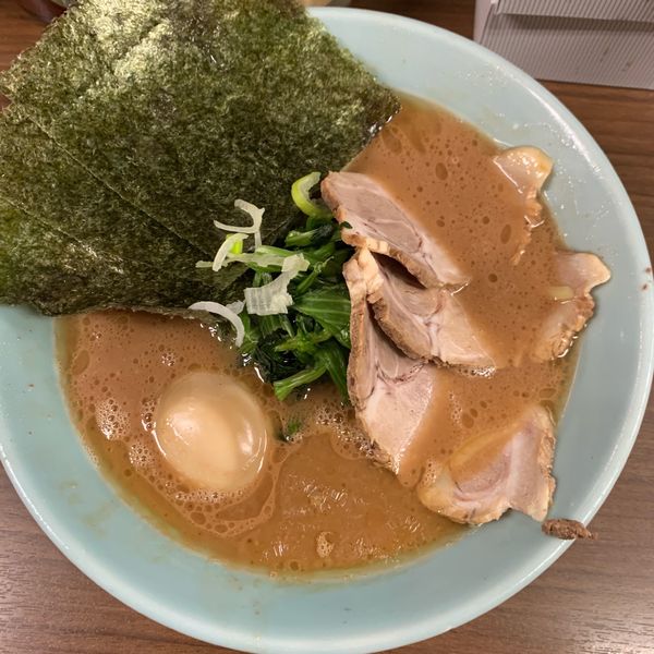 「らーめん780円＋チャーシュー2枚120円＋半熟味付玉子100円」@横浜家系 侍 渋谷店の写真
