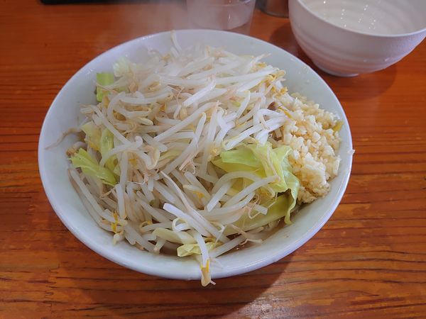 「ラーメン 300g ニンニクマシ野菜少なめ 生たまご」@らーめん じろきんの写真