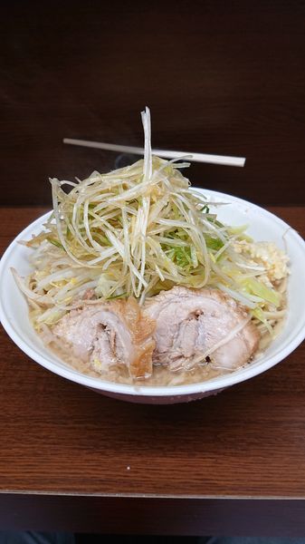 「大豚(豚２枚) ネギ  野菜  ニンニク  油」@ラーメン二郎 横浜関内店の写真