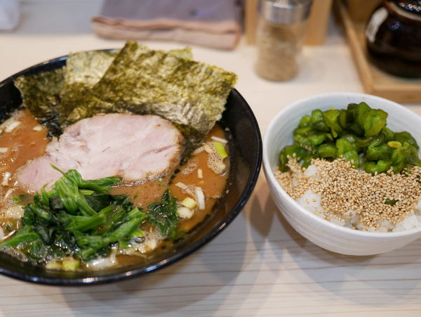 「ラーメン 並盛＋麺硬め＋味濃いめ＋油多め＋ライス」@麺家 千祥の写真