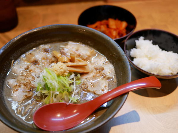 「でら煮干しらーめん 麺硬め＋ライス＋キムチ」@にぼしらーめん88の写真