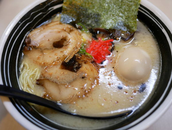「ラーメン 麺硬め＋サービス味玉」@とんこつラーメン 一番星 名駅店の写真