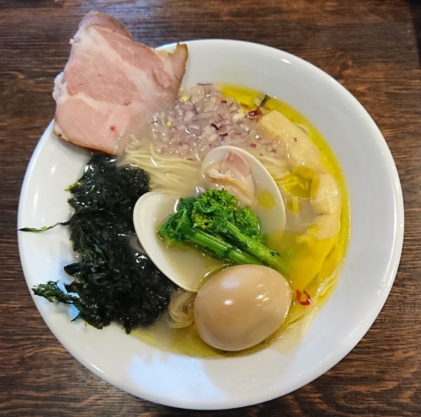 「琥珀酸の合わせ出汁塩そば+煮玉子」@麺屋 真心の写真