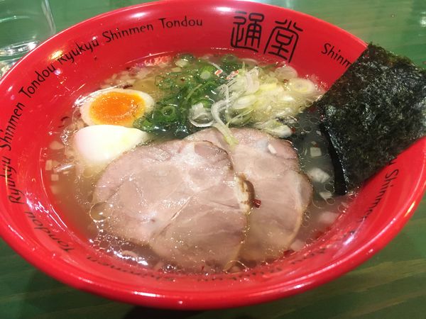 「塩玉入り通堂ラーメン」@琉球新麺 通堂 横浜ラーメン博物館店の写真