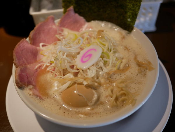 「鶏そば 全のせ サービスネギ多め」@鶏そば 啜るの写真