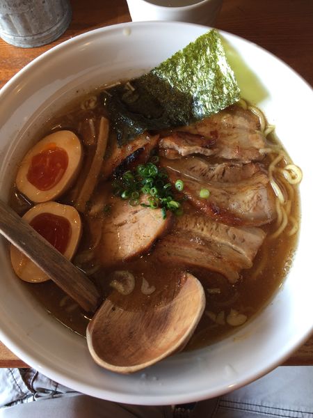 「バラ肉チャーシュー麺＋味玉 ¥900＋100 醤油」@麺や 八雲の写真