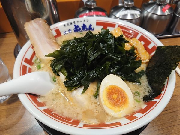 「東京豚骨ラーメン 大 わかめ」@屯ちん 池袋本店の写真