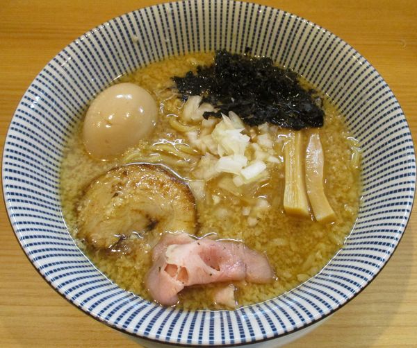 「背脂醤油らー麺＋サービス味玉　820円」@焼きあご塩らー麺 たかはし 恵比寿店の写真