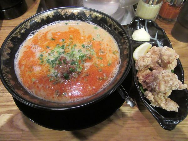 「坦々めん（８９０円）＋鶏のからあげ６９０円」@麺屋 華道の写真