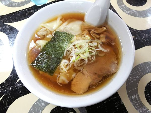 「ワンタンメン（昔ながらスープ・平打ち麺）　800円」@寺カフェ 中華そば水加美の写真