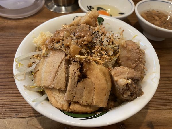 「汁無し（並）アブラ+トロ豚」@雷 千葉駅前店の写真