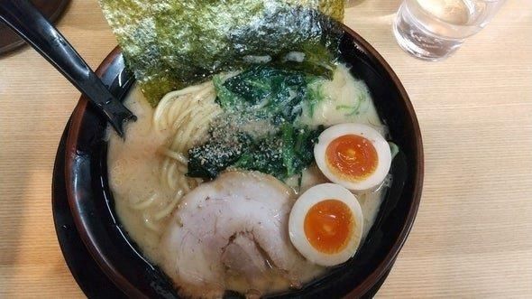 「豚骨味玉ラーメン880円」@横浜家系ラーメン 松田家 日本橋室町店の写真