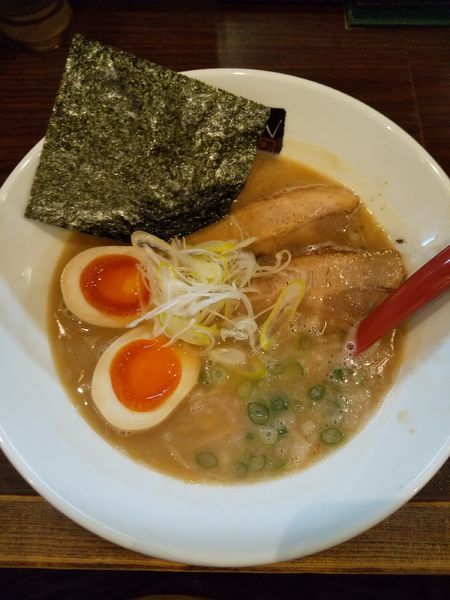 「豚骨醤油らーめん（味玉付き）」@らーめん 也の写真