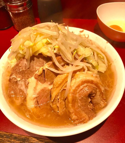 「小豚850円生卵50円ヤサイアブラマシ」@ラーメン二郎 荻窪店の写真