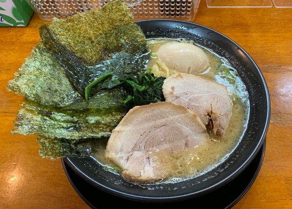 「豚骨醤油ラーメン　890円」@横浜家系ラーメン せんげん家の写真