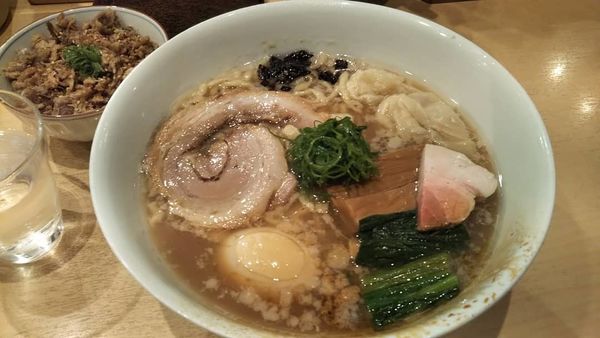 「特製醤油そば大盛(手揉み麺)、地鶏めし」@饗 くろ㐂の写真