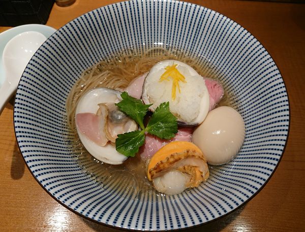 「はまぐりと帆立の中華そば＋味付け煮玉子」@寿製麺 よしかわ お食事ちゅうぼう（西武池袋本店 ）の写真