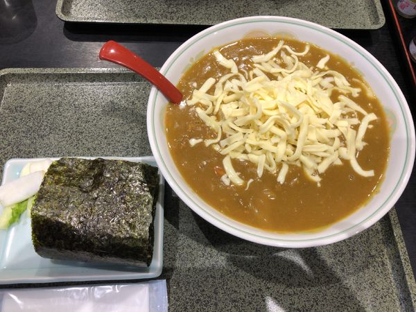 「カレーラーメンとおにぎり + チーズ」@食堂 ニューミサの写真