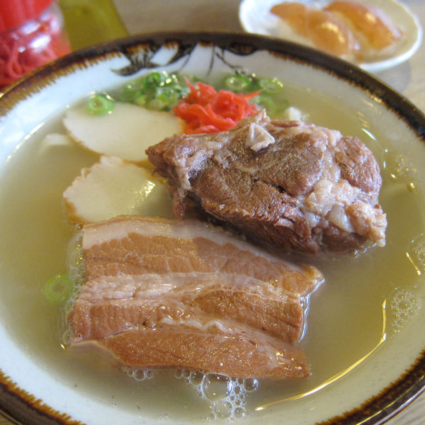 「お得セット 800円（大東寿司2貫、三枚肉とソーキ入りそば）」@元祖 大東そばの写真