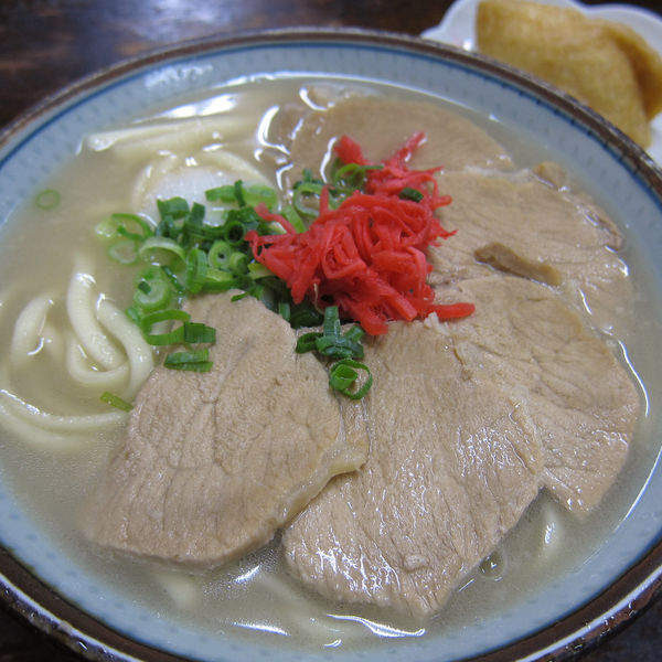 「ロースそば 500円 + いなりずし(ちゅらなびサービス)」@むつみ橋かどやの写真