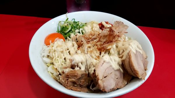 「まぜそば小+豚2枚」@用心棒 本号の写真