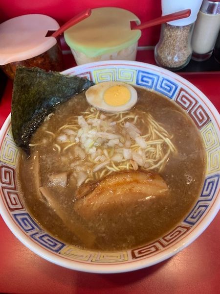 「とんこつ正油 600円　替玉 100円　ラービスライス付き」@長浜らーめん 世田谷店の写真