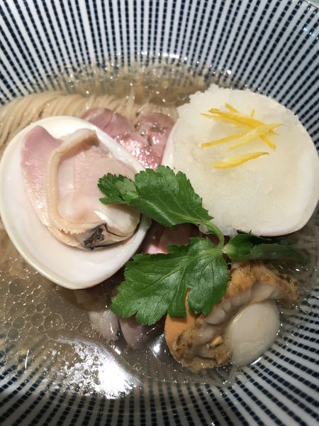 「はまぐりと帆立の中華そば ¥990」@寿製麺 よしかわ お食事ちゅうぼう（西武池袋本店 ）の写真