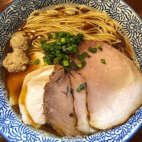 「芳醇鶏醤油　肉増し」@麺や 而今 大東本店の写真